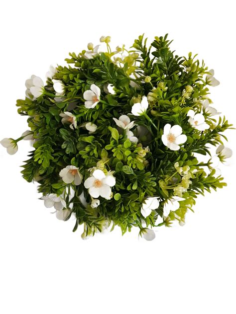 prestreté svadobné stoly s čiernobielym prestieraním a bielymi kvetmi