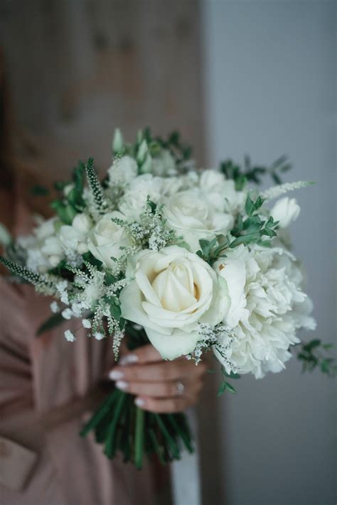 ukážka svadobnej kytice s bielymi kvetmi a čiernou stuhou