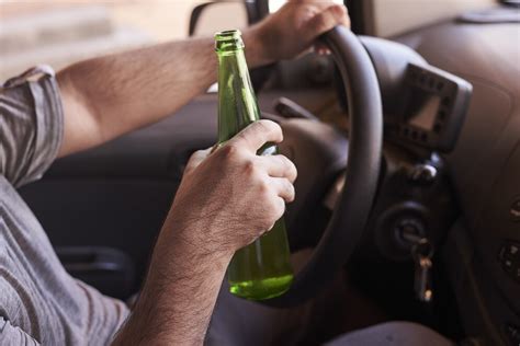 ilustračné foto: tínedžerky pod vplyvom alkoholu na ulici