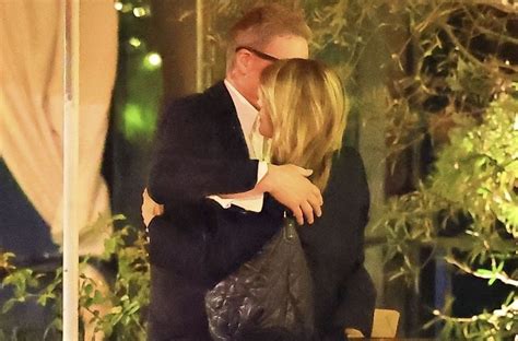 Ilustrácia znázorňujúca pár stojaci pred rozpadajúcim sa domom, symbolizujúcim rozpad manželstva.