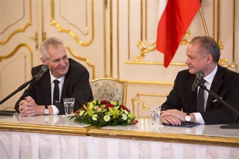 Prezidenti Andrej Kiska a Miloš Zeman kladú vence k pamätnej tabuli Martinskej deklarácie