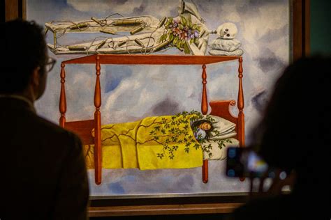 Schéma znázorňujúca umelecký vývoj Fridy Kahlo od realizmu k surrealistickým vplyvom