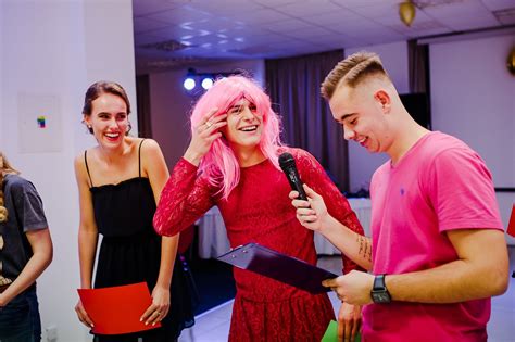Tematické foto stužkovej slávnosti, študenti s profesorkou