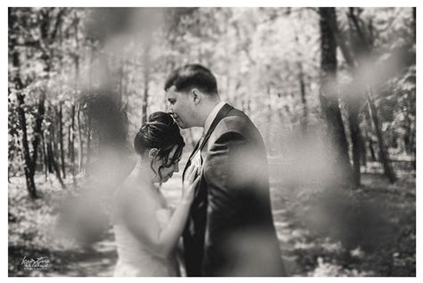 Tematická fotografia: Iskra Lawrence pri sprchovaní, umelecká čiernobiela fotka