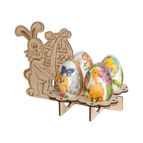 Zobrazenie rôznych veľkonočných symbolov pohromade: zajac, vajíčka, baránok, korbáč