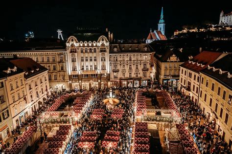 Ilustrácia tradičných slovenských vianočných zvykov a trhov