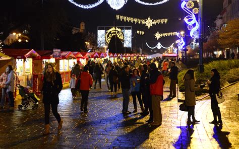 Ilustračné foto: Vianočné remeselné trhy s množstvom stánkov a návštevníkmi