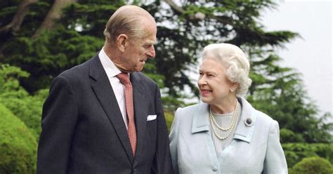 Princ Philip a kráľovná Alžbeta II. pózujú