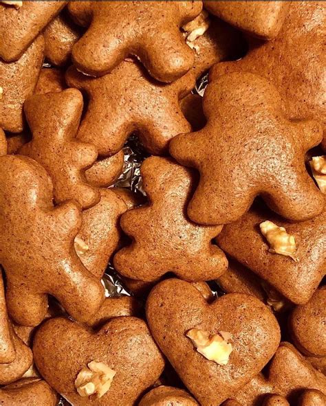 Koláž fáz prípravy cesta na medovníčky a vykrajovania