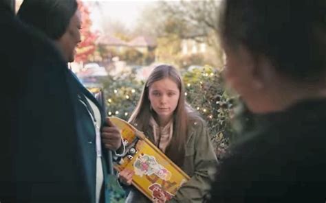 Emotívna scéna z vianočnej reklamy John Lewis
