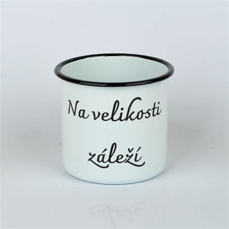 Koláž personalizovaných darčekov pre mužov: gravírovaný hrnček, fľaša, kožený doplnok.