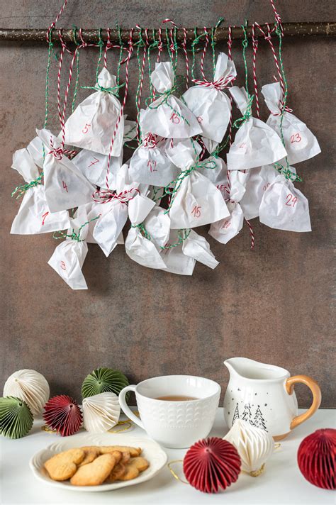 Nákres alebo inšpirácia pre DIY adventný kalendár z papierových obálok.