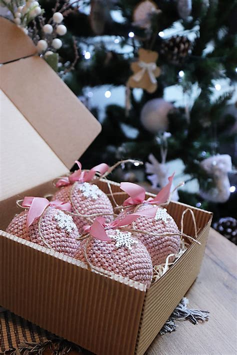 Zátišie s handmade darčekmi: domáca kozmetika, vianočné ozdoby a vlastnoručne zdobené predmety