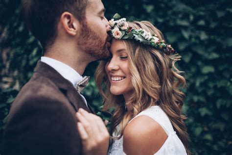 Zasnúbený pár v romantickom prostredí, plánujúci malú svadbu