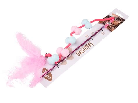 Detail historickej party s korálkami a stužkami