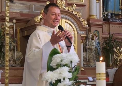 Tematická fotografia: Kňaz spovedá veriaceho v spovednici