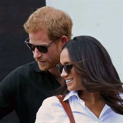 Svadobná fotografia princa Harryho a Meghan Markle pred kaplnkou svätého Juraja vo Windsore