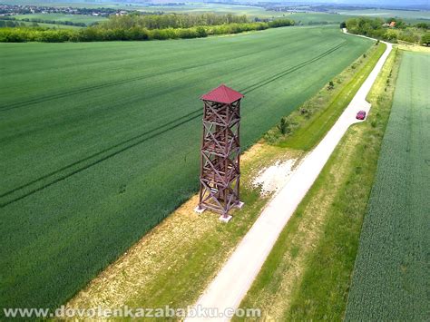 Panoramatický pohľad na malebnú krajinu Stredného Slovenska s horami a jazerami