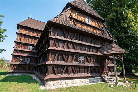 Ilustrácia dreveného artikulárneho kostola v Hronseku v zimnej krajine