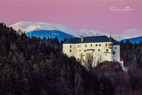 Romantický záber na Hrad Ľupča pri západe slnka