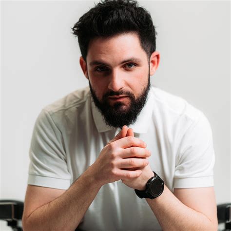 Svadobný pár na Lavičke lásky s panoramatickým výhľadom na okolitú krajinu