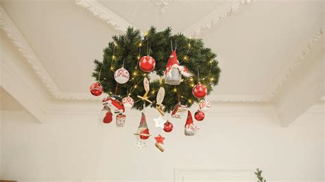 Ukážka vianočnej výzdoby malého bytu s dôrazom na detaily a textílie.