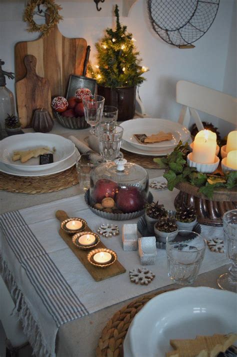 Štedrovečerný stôl s tradičnými jedlami a sviečkami.