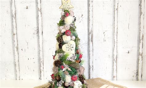 Malý DIY vianočný stromček vyrobený z polystyrénového kužeľa a špagátu.