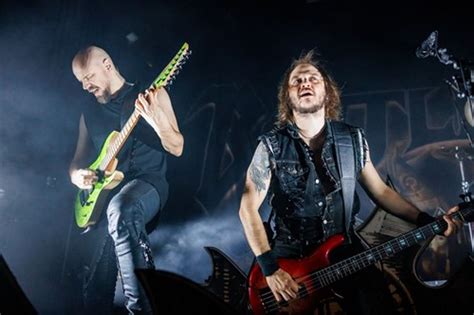 Ilustrácia atmosféry v hudobnom klube počas vystúpenia