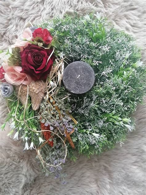 Koláž rôznych vianočných vencov s anjelskými krídlami v rozličných farebných kombináciách (biela, modrá, zlatá, ružová, zelená).