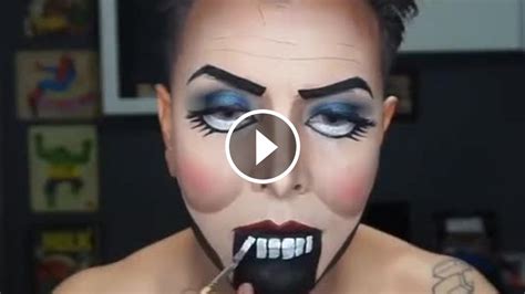 Inšpirácia pre halloweensky makeup - ukážka maľovania na tvár s motívom pavučín a tekvíc