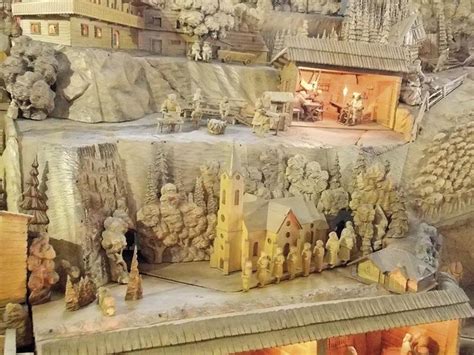 Jozef Pekara pri práci na Slovenskom betleheme