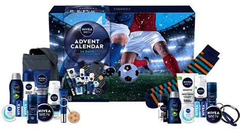 Vizuál adventného kalendára NIVEA MEN s futbalovou tematikou a otvorenými okienkami