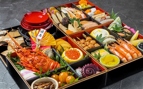 Ilustrácia tradičného jedla Osechi-ryōri a dekorácií kagami mochi