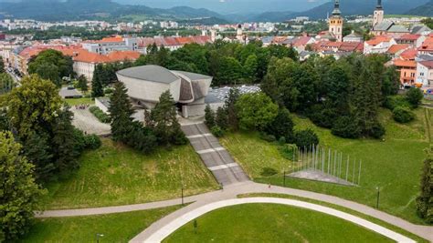 Tematické foto: Pamätník SNP v Banskej Bystrici počas osláv