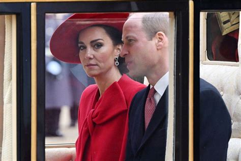 Záber na novomanželov princa Williama a Kate Middleton po svadobnom obrade