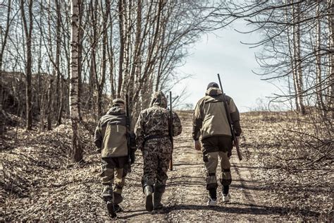 Ilustračné foto: Poľovníci sa zhromažďujú pred začiatkom poľovačky, vzájomne sa vítajú a predstavujú
