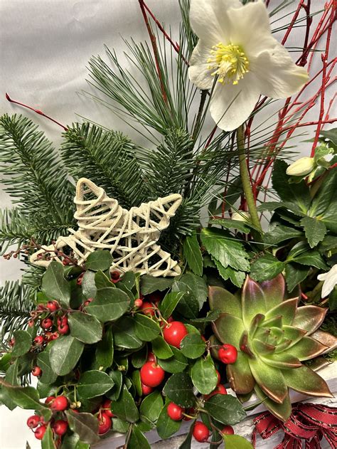 DIY vianočná ikebana s čečinou a vianočnými guľami