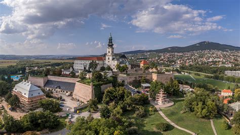 Panoramatický pohľad na Nitru a okolitú prírodu s historickými prvkami