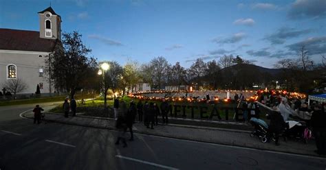 Tematická fotografia obrovského adventného venca v obci Košeca s ľuďmi a amfiteátrom