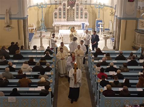 Schéma symbolov krstu: voda (očistenie), svieca (Kristovo svetlo), košieľka (nový odev v Kristovi)