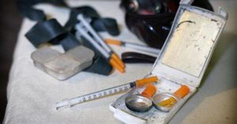 Historický vývoj injekčných striekačiek (infografika materiálov)