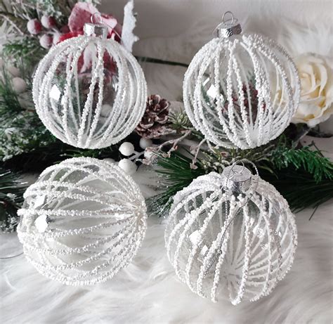 Schéma historického vývoja vianočných ozdôb od plodín až po moderné sklenené gule