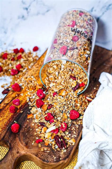vkusne zabalená domáca granola v sklenenej nádobe s menovkou