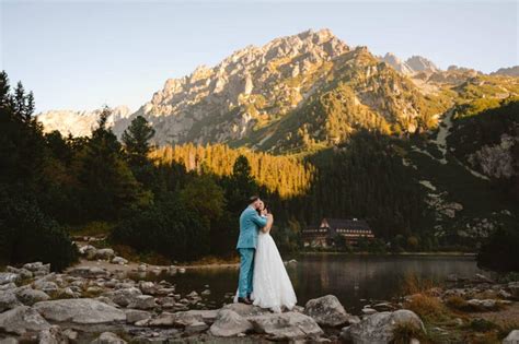 Záber profesionálneho svadobného fotografa zachytávajúci emócie počas obradu