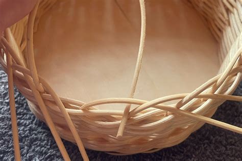 Ukážka pletenia košíka z cesta na miske obalenej alobalom