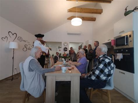 Tematická fotografia oslavy životného jubilea s ľuďmi a dekoráciami