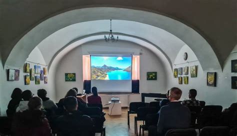 premietanie rodinných fotografií na stenu počas oslavy
