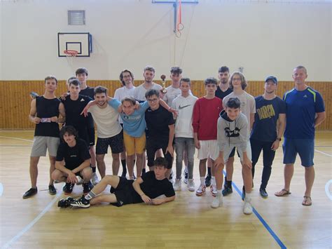 Archívne foto: Hráči a fanúšikovia na jednom z predošlých ročníkov Vianočného basketbalového turnaja