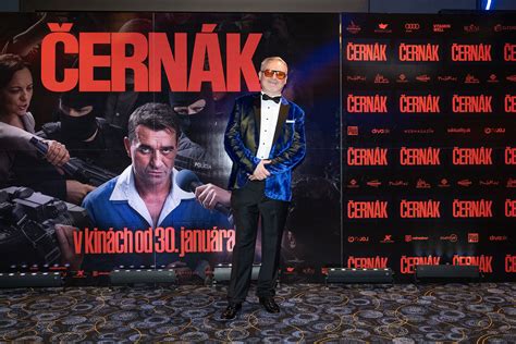 ilustrácia rečníka pred publikom na slávnostnej udalosti